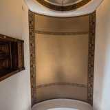 I simboli del repertorio figurativo egizio vengono reiterati sul soffitto a botte color ocra...